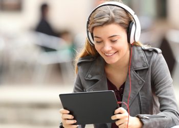 Exploring the Differences: Closed Captions vs Subtitles in Multilingual Content