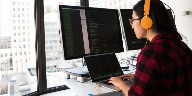 Roles and responsibilities of a blockchain developer