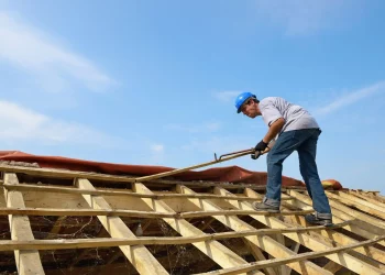 What are the benefits of hiring a professional roofing company?
