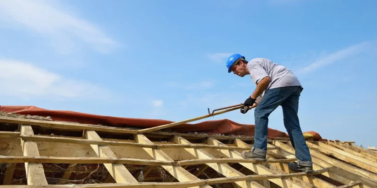 What are the benefits of hiring a professional roofing company?
