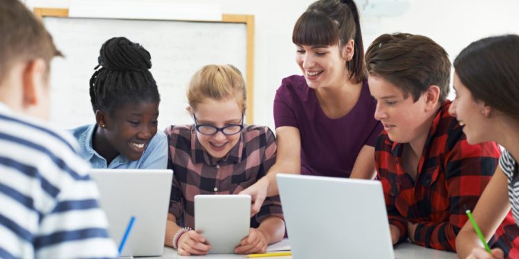 Five Best Ways Students Can Get Higher Grades Using Technology